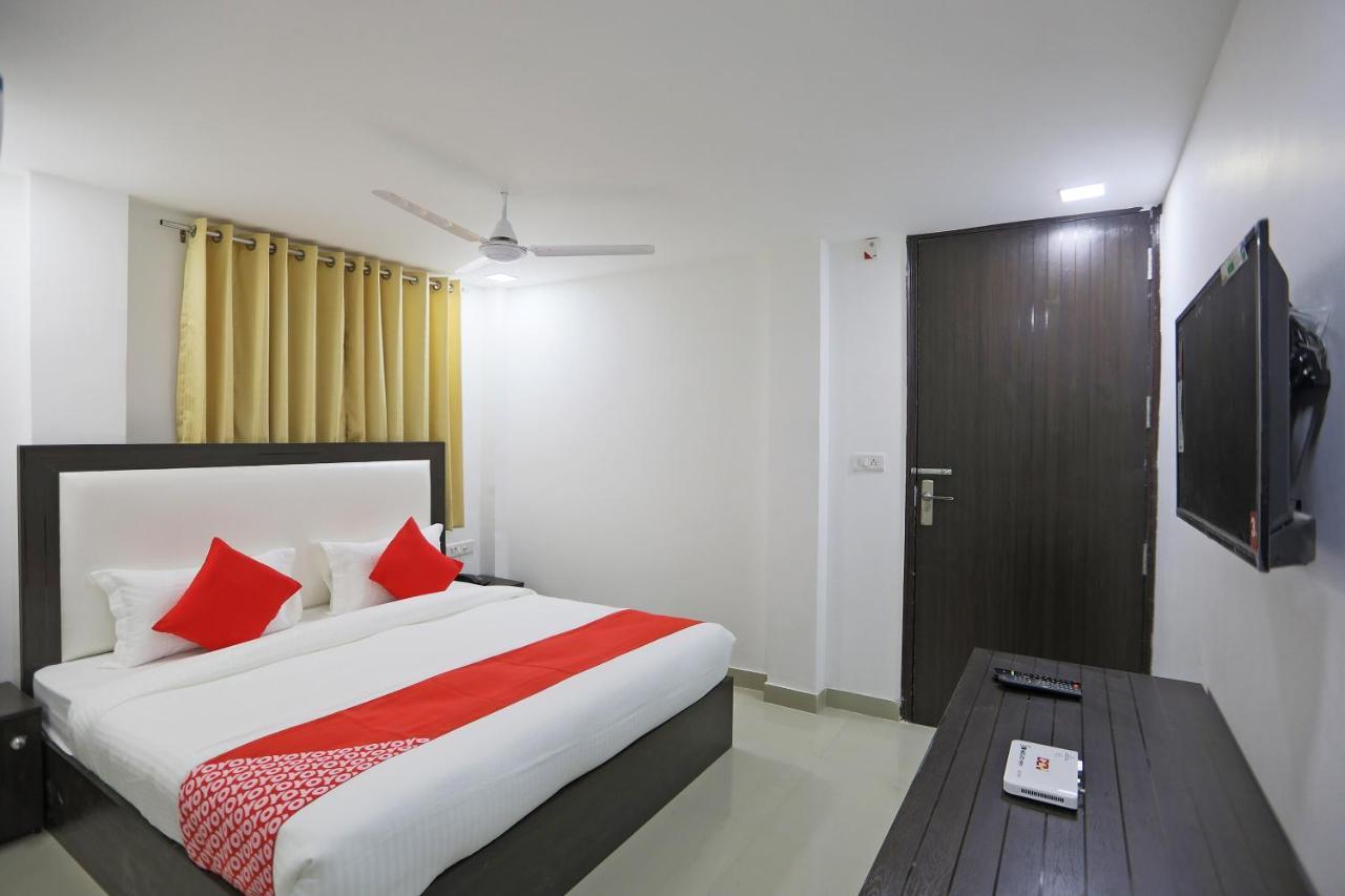 Townhouse South Lawn Hotel New Delhi Exterior photo