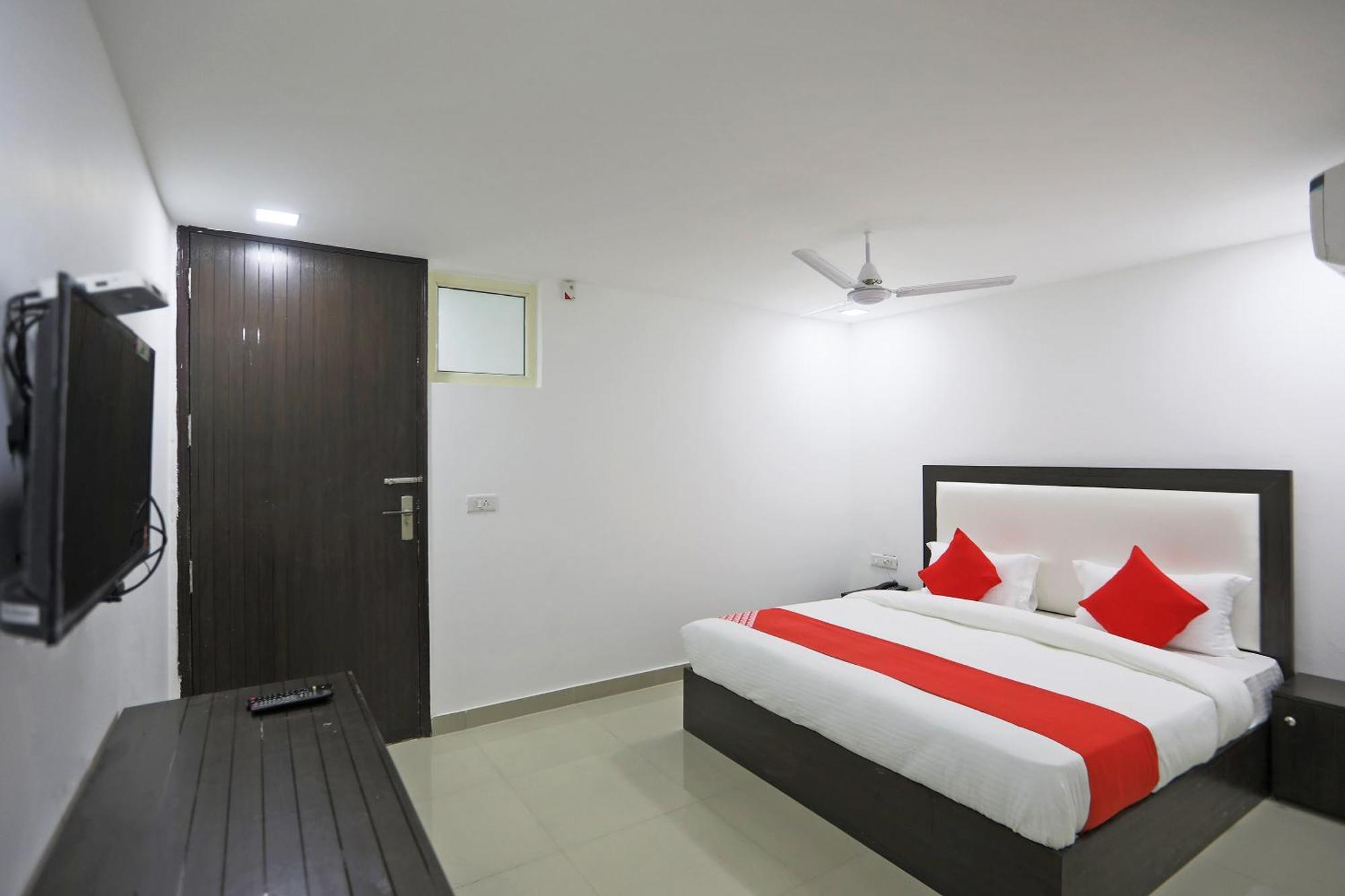 Townhouse South Lawn Hotel New Delhi Exterior photo