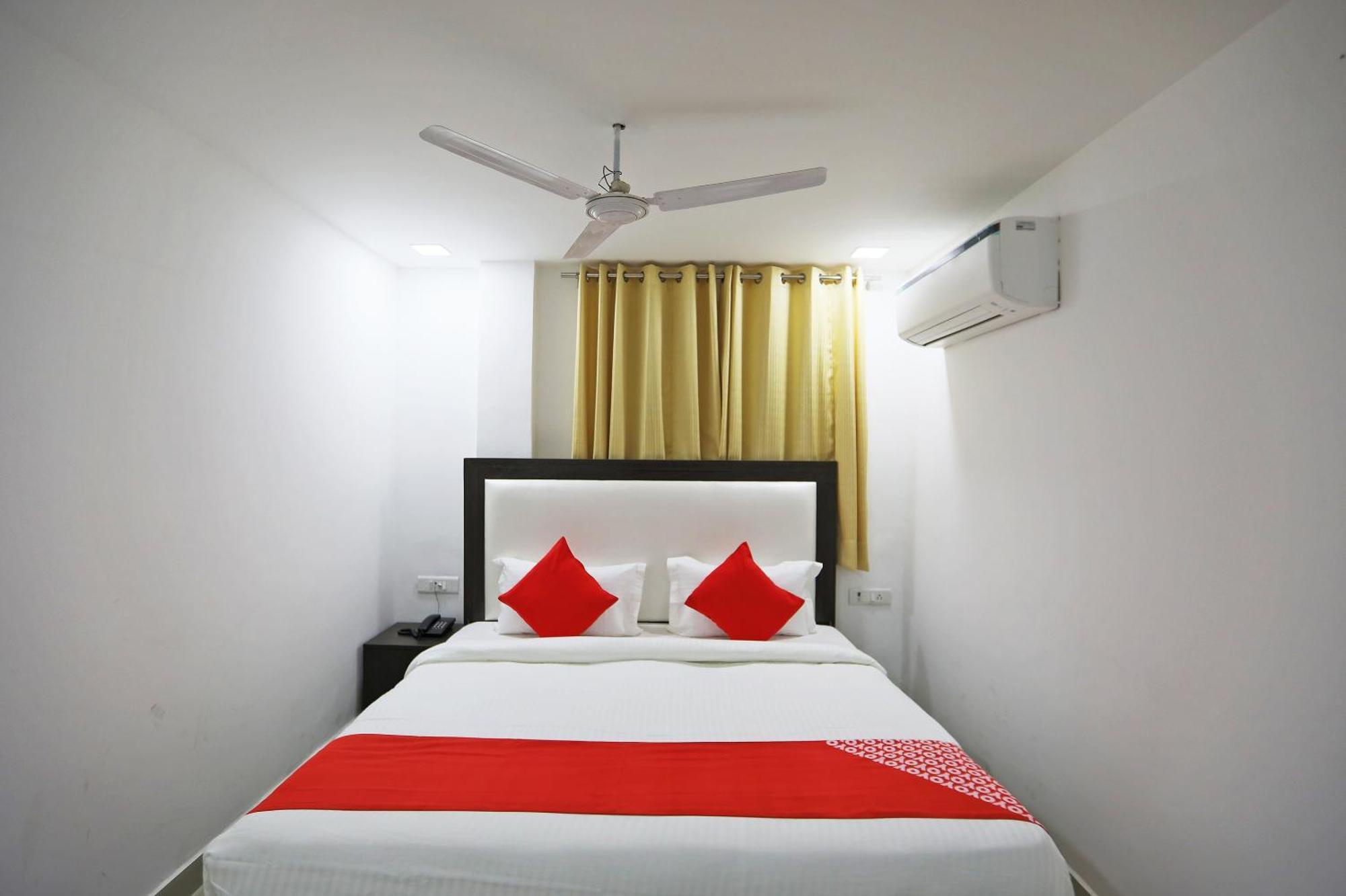 Townhouse South Lawn Hotel New Delhi Exterior photo