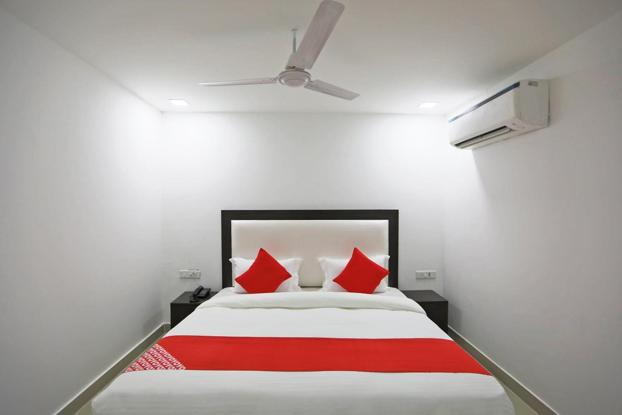 Townhouse South Lawn Hotel New Delhi Exterior photo