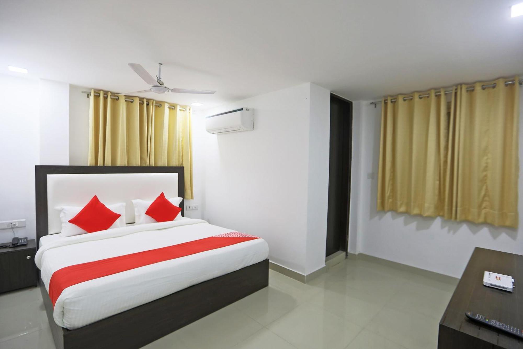 Townhouse South Lawn Hotel New Delhi Exterior photo